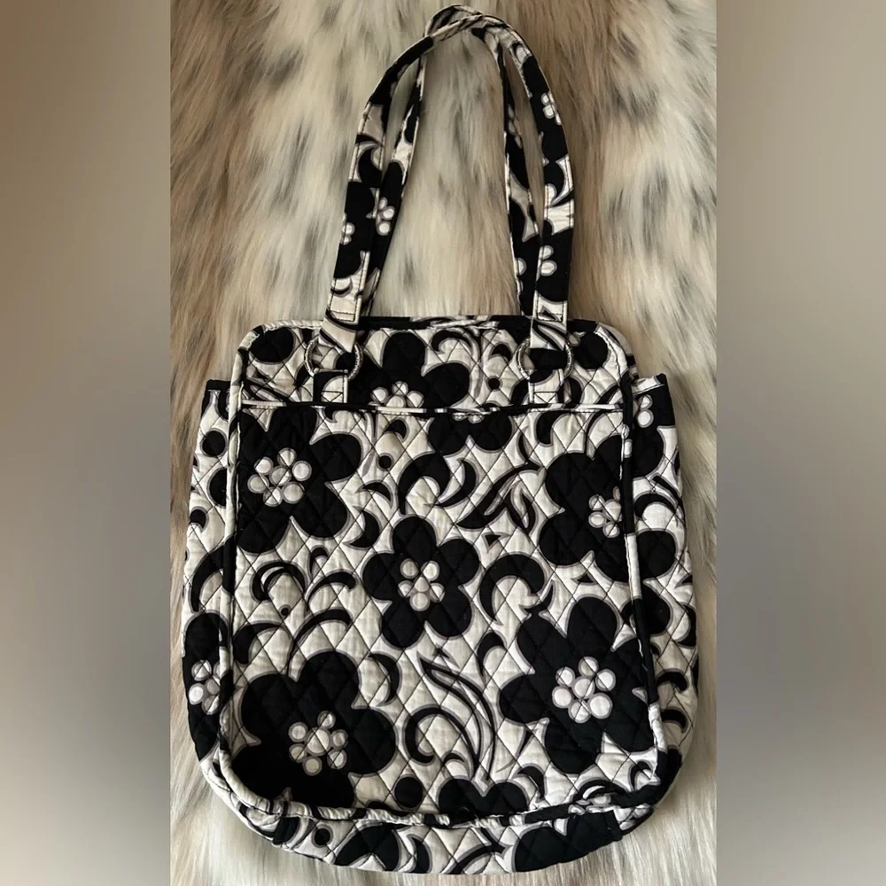 🎁 GIFTED TO MOM 🎁 Black and White Quilted Tote Bag 🖤 - Picture 6 of 9